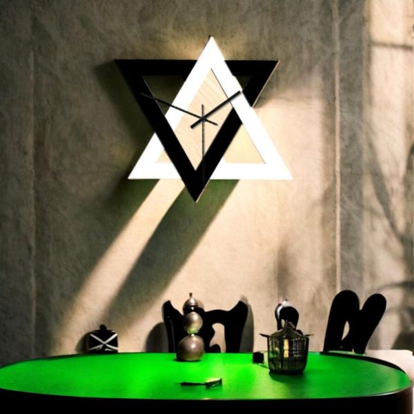 A unique wall clock with triangular elements - Image 3